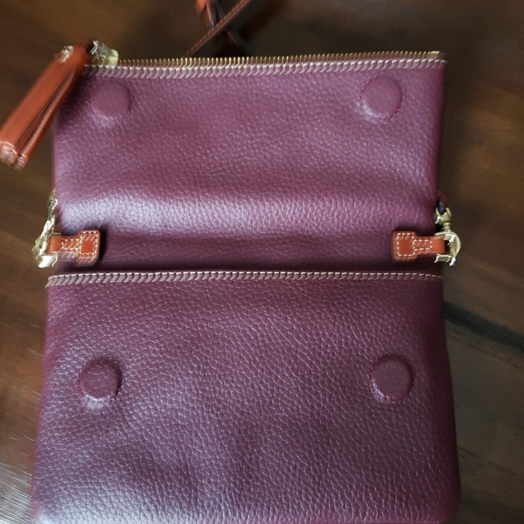 Beautiful bordeaux Dooney & Bourke crossbody - Picture 4 of 11